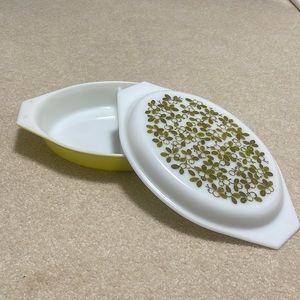 Pyrex Covered divided dish 1 1/2 Quart